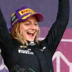 Pilota Doriane Pin comemora vitória do GP da Arábia Saudita da F1 Academy