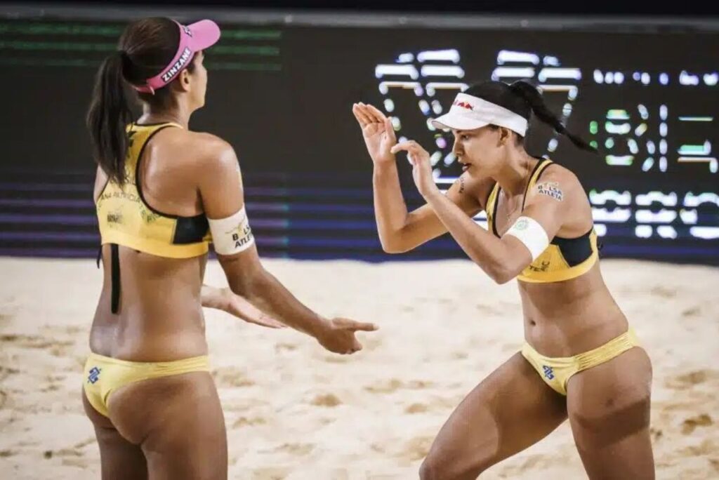 Duda e Ana Patrícia em jogo de vôlei de praia do Elite16 de Doha em 2024
