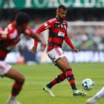 Zagueiro Fabrício Bruno em jogo do Flamengo contra o Coritiba em 2023