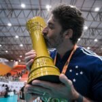 Treinador Filipe Ferraz, do Sada Cruzeiro, beijando taça da Copa Brasil de Vôlei Masculino