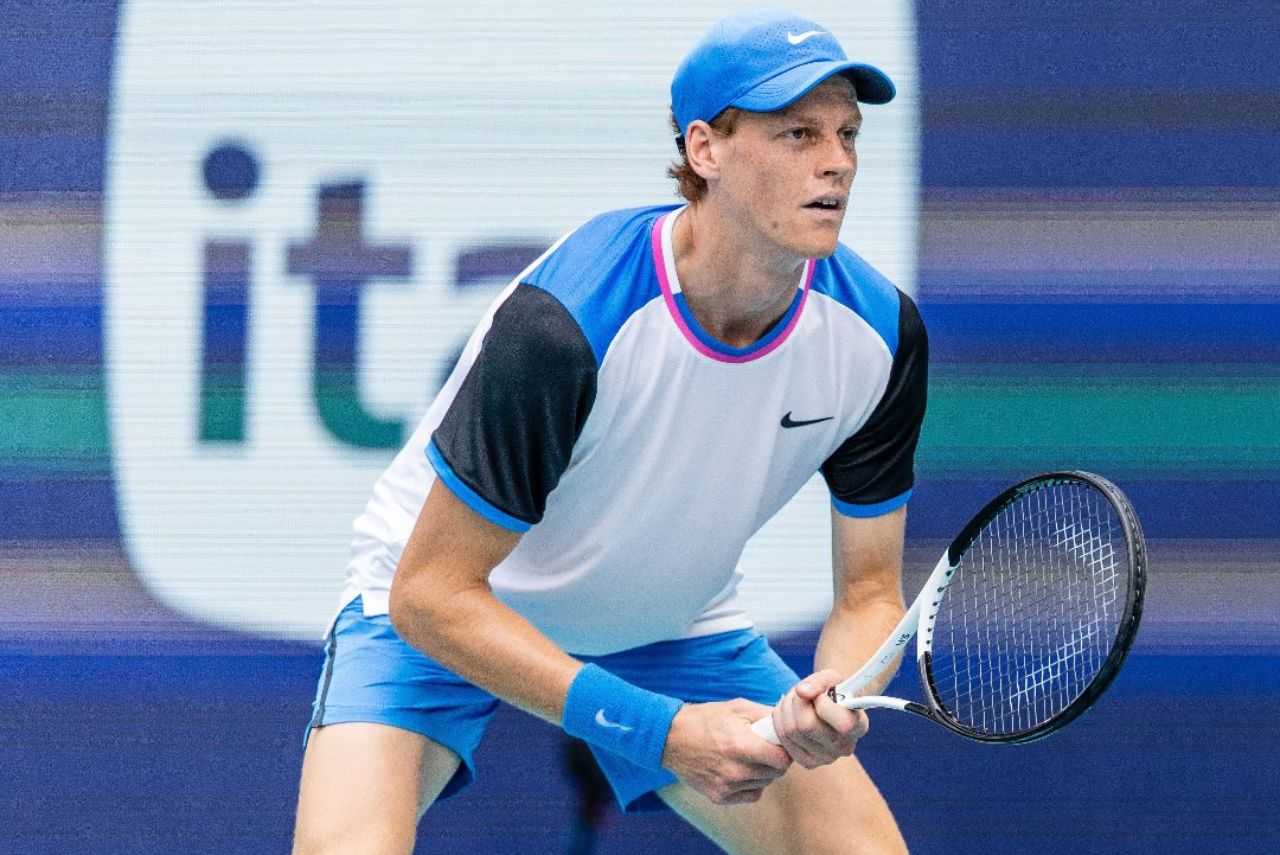 Tenista Jannik Sinner em jogo da semifinal do Masters 1000 de Miami