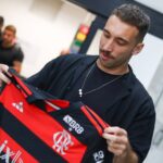 Zagueiro Léo Ortiz com camisa do Flamengo em 2024