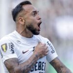 Volante Maycon comemora gol em jogo do Corinthians em 2024
