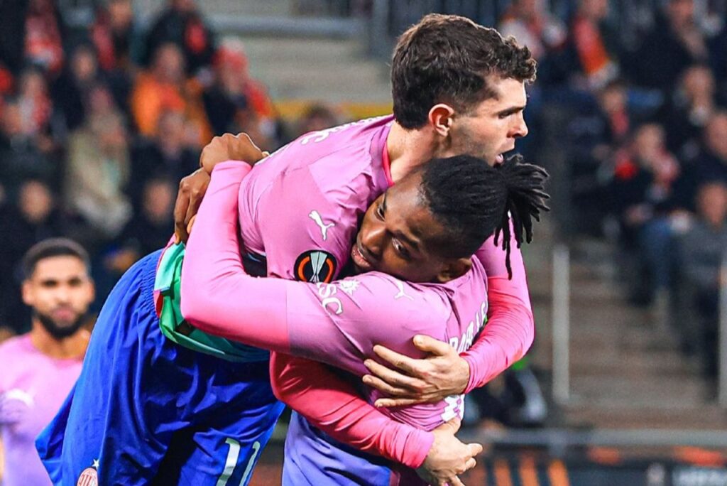 Christian Pulisic e Rafael Leão comemoram gol do Milan em jogo contra o Slavia Praga em 2024