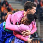 Christian Pulisic e Rafael Leão comemoram gol do Milan em jogo contra o Slavia Praga em 2024