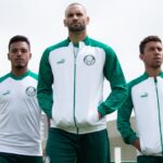 Gabriel Menino, Weverton e Marcos Rocha com agasalho em treino do Palmeiras em 2023