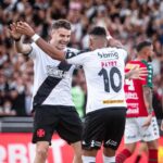 Payet e Vegetti comemoram gol do Vasco da Gama contra a Portuguesa-RJ
