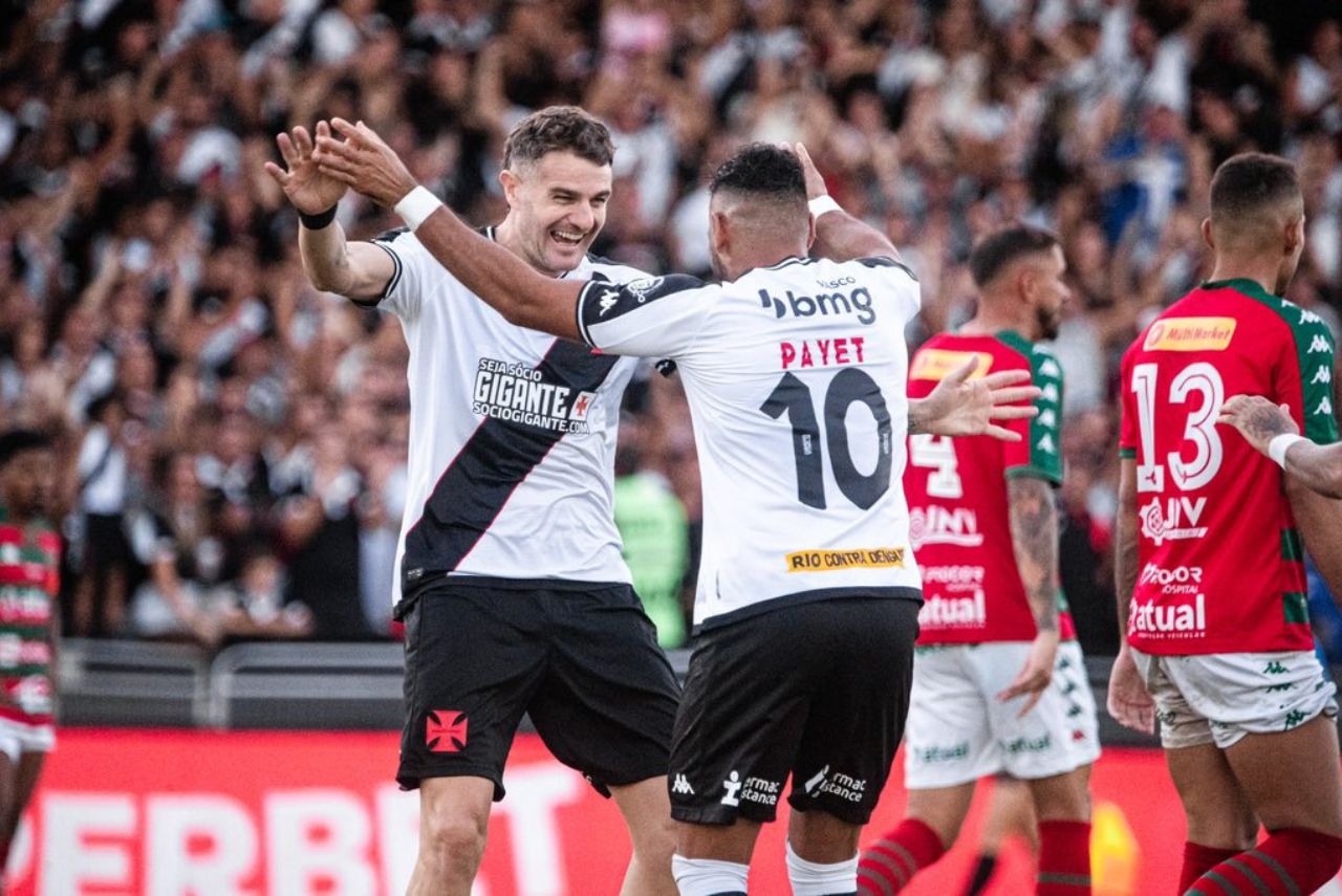 Payet e Vegetti comemoram gol do Vasco da Gama contra a Portuguesa-RJ