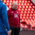 Treinador Pepe Mel comandando treino do Almería em 2024