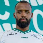 Zagueiro Reynaldo, reforço do Vitória, posa com camisa do Coritiba em 2023