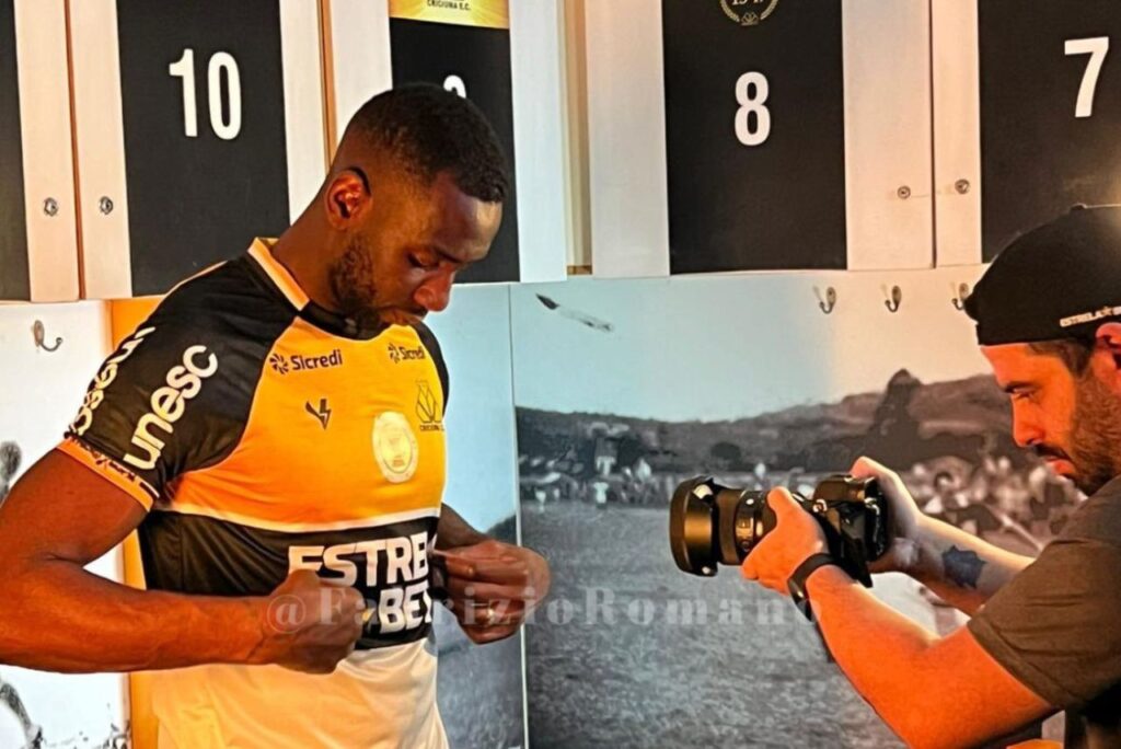 Atacante Yannick Bolasie no vestiário do Criciúma