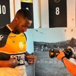 Atacante Yannick Bolasie no vestiário do Criciúma