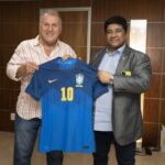 Zico e Ednaldo Rodrigues com camisa da Seleção Brasileira em 2024