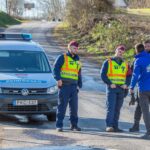 Policiais fecham estrada após acidente em rali na Hungria (Foto: Ferenc Isza/AFP)