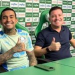 Dudu e o então assessor, Thiago Donda, na renovação de contrato com o Palmeiras (Foto: Acervo pessoal)