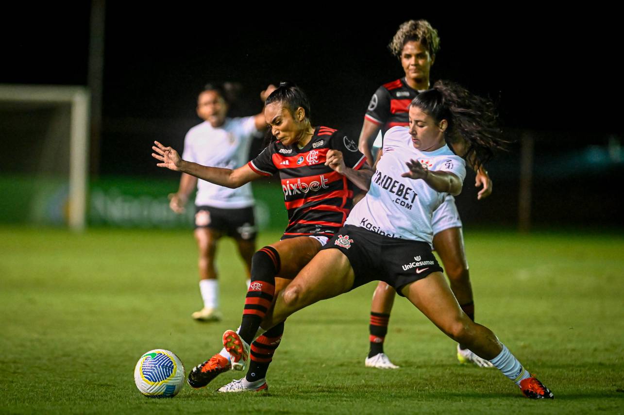 Mundial de Clubes: Lance de jogo entre Flamengo e Corinthians no Brasileirão Feminino 2024
