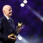 Gianni Infantino, presidente da FIFA, com o troféu do Mundial de Clubes 2023 (Foto: Giuseppe Cacace/AFP)