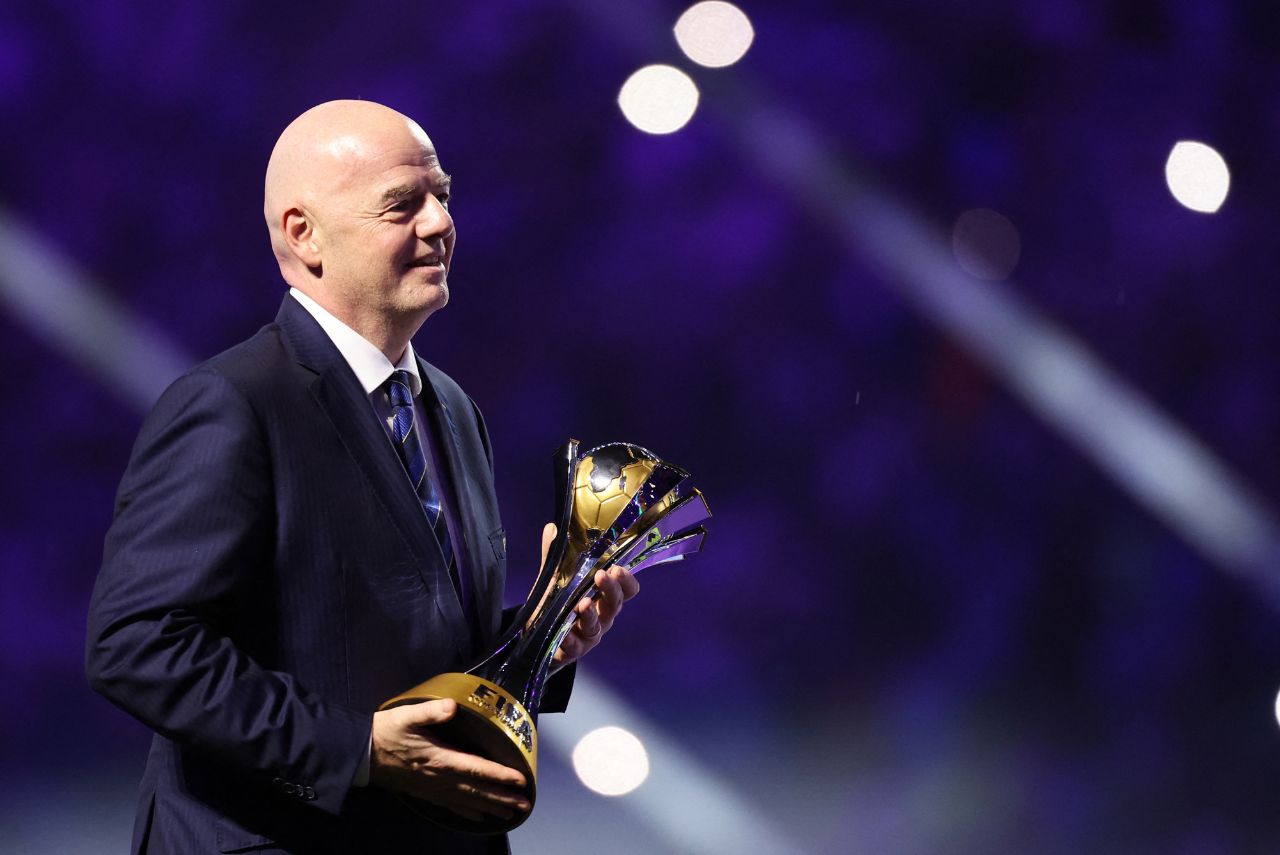 Gianni Infantino, presidente da FIFA, com o troféu do Mundial de Clubes 2023 (Foto: Giuseppe Cacace/AFP)