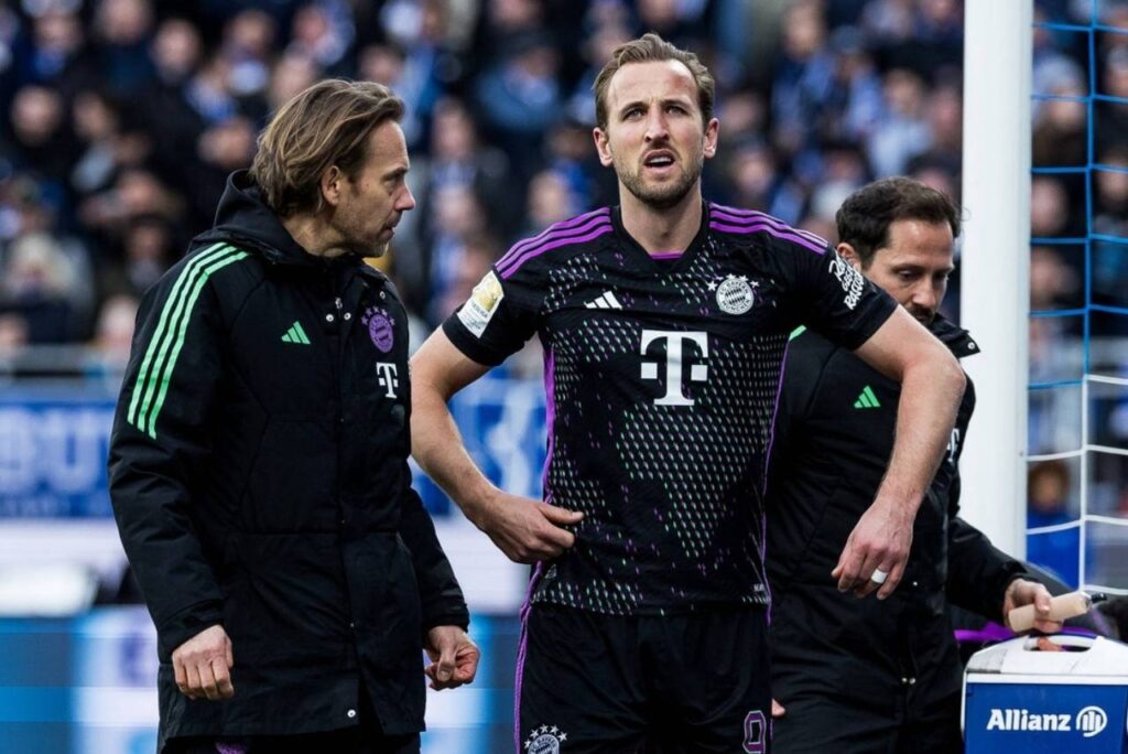 Mesmo machucado, Harry Kane se apresentou para a Seleção Inglesa. Foto: Reprodução/X