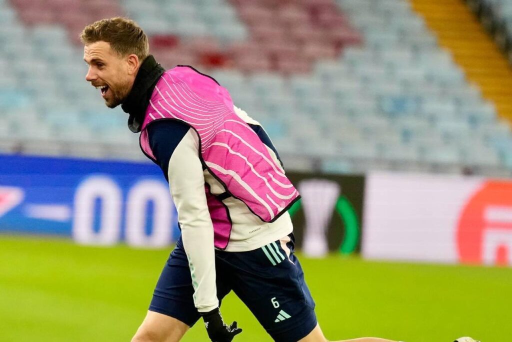 Jordan Henderson voltou para a Europa,após cinco meses na Arábia Saudita. Foto: Reprodução/Facebook