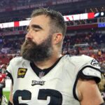 Jason Kelce completou 13 temporadas na NFL. Foto: MIKE EHRMANNGETTY IMAGES NORTH AMERICAGetty Images via AFP