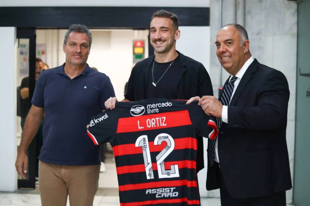 Léo Ortiz está apto para estrear com a camisa do Flamengo. Foto: Gilvan de Souza/CRF