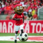 Além de uma repórter, uma torcedora passou a acusar o mascote do Colorado de importunação. Foto: Ricardo Duarte/Internacional