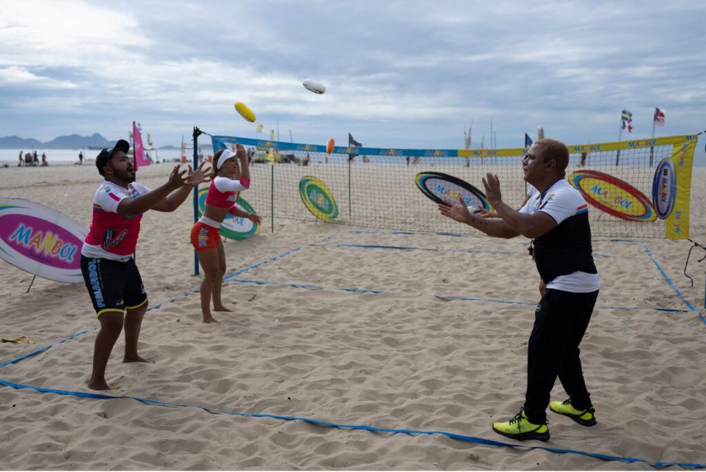 Praticantes de Manbol nas areias de Copacabana (Foto: Pablo Porciuncula/AFP)