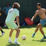 Tsitsipas e Djokovic disputaram partida de futebol em Indian Wells (Foto: Clive Brunskill/Getty Images via AFP)