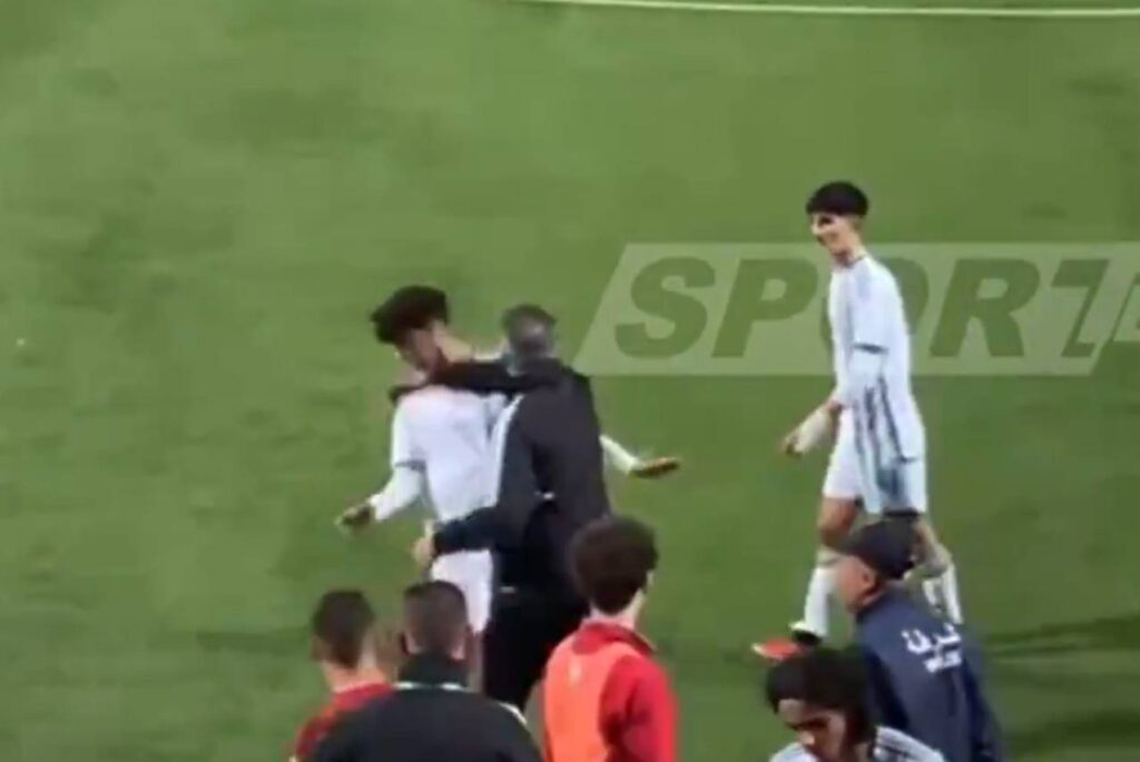 Técnico da Argélia dando tapa no rosto de um dos seus jogadores. Foto: Reprodução/X