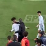 Técnico da Argélia dando tapa no rosto de um dos seus jogadores. Foto: Reprodução/X