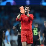 Courtois sofreu nova lesão no joelho durante os treinos no Real Madrid (Foto: Paul Ellis/AFP)