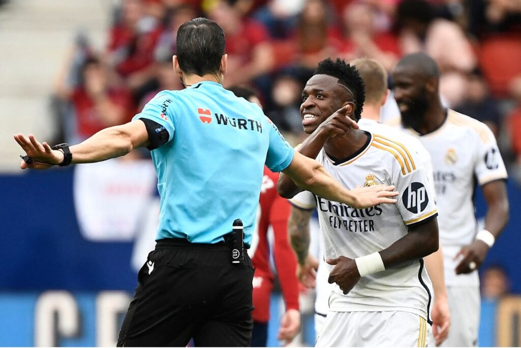 Vini Jr questiona árbitro Juan Martínez Munuera em partida entre Real Madrid e Osasuna (Foto: Ander Gillenea/AFP)