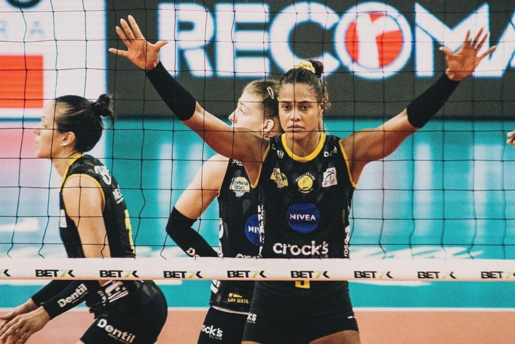 Central Adenízia Silva em jogo do Praia Clube na Superliga 2023/24