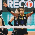 Central Adenízia Silva em jogo do Praia Clube na Superliga 2023/24