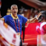 Treinador Aleksandar Petrović em jogo da Seleção Brasileira de Basquete na Copa do Mundo de 2019