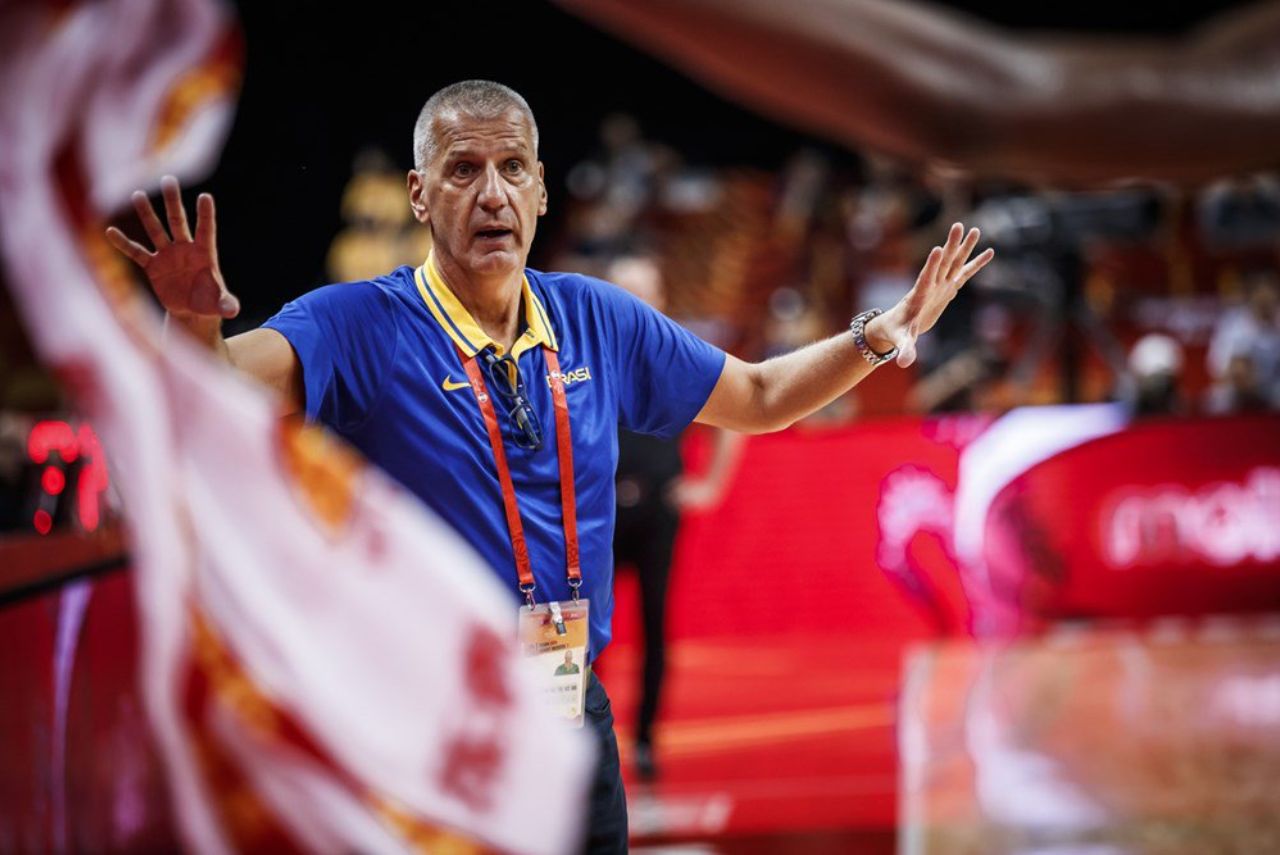Treinador Aleksandar Petrović em jogo da Seleção Brasileira de Basquete na Copa do Mundo de 2019