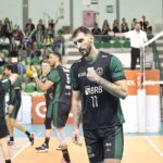 Jogadores do Brasília Vôlei comemoram em jogo da Superliga B 2024