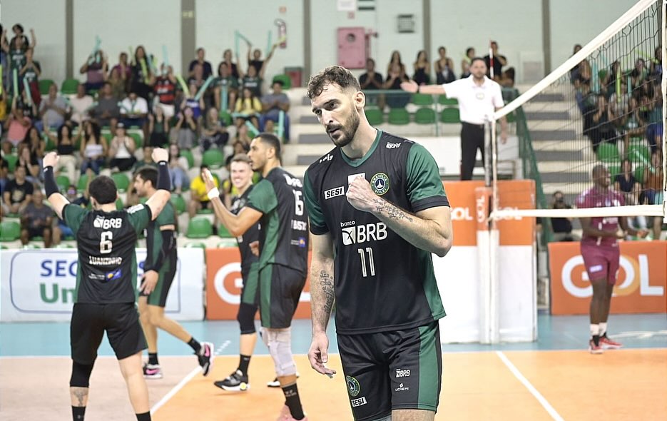 Jogadores do Brasília Vôlei comemoram em jogo da Superliga B 2024