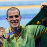 Nadador Bruno Fratus com medalha de bronze dos 50m livre em Tóquio 2021