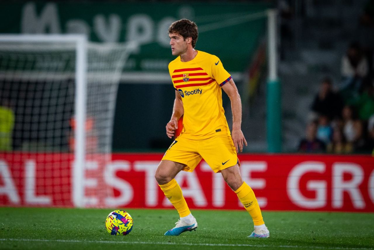 Marcos Alonso em campo pelo Barcelona