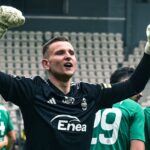 Goleiro polonês comemora gol