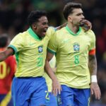 Endrick e Paquetá comemoram gol do Brasil
