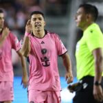 Companheiro de Messi, Suárez contesta árbitro