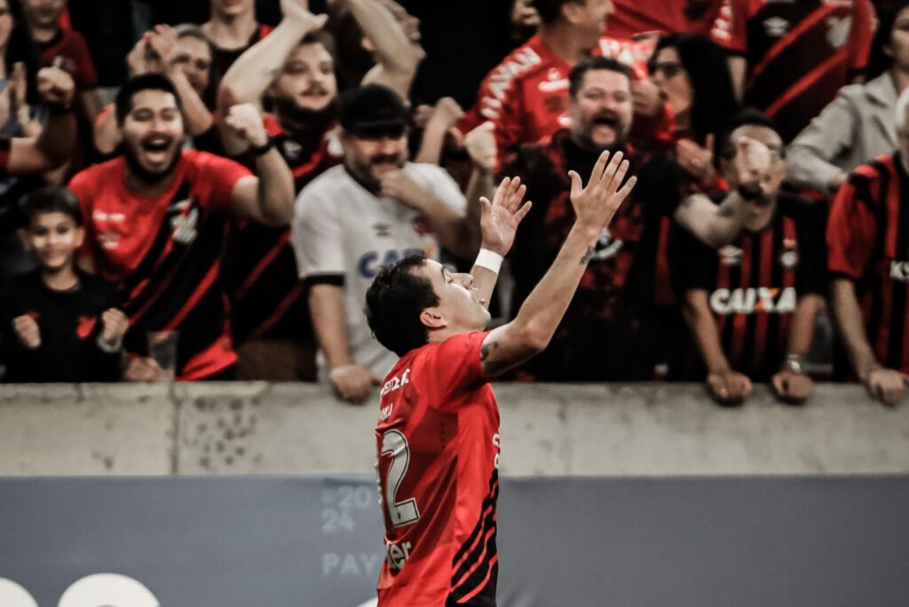 Pablo comemora o primeiro gol do Athletico-PR