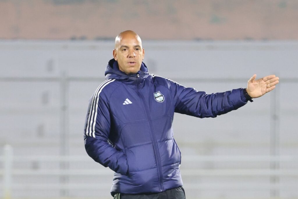Ex-técnico do Cruzeiro em treino do Al Ahli