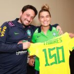 Tamires ao lado de Arthur Elias, técnico da Seleção
