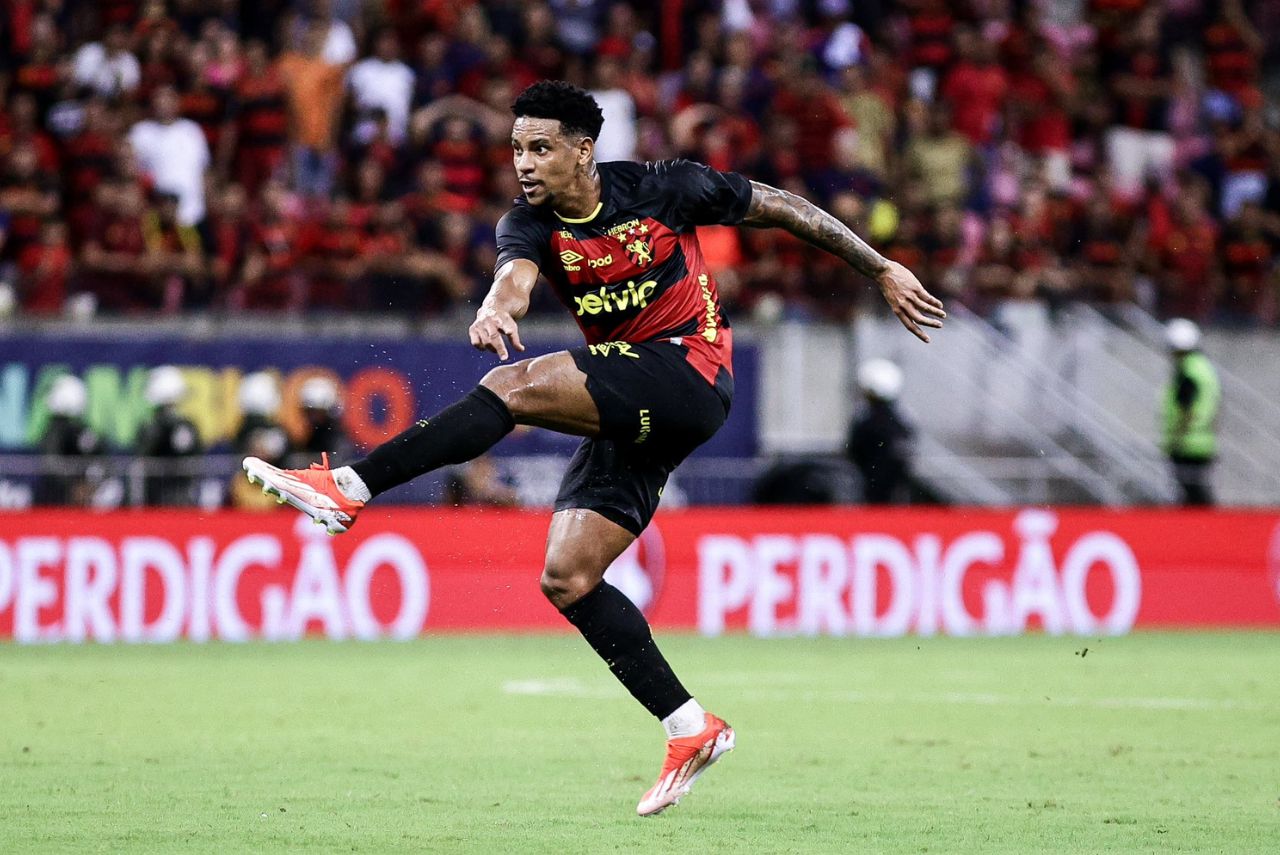 Felipinho marcou um golaço pelo Sport