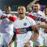Mbappé comemora classificação com companheiros