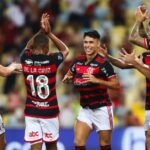Jogadores do Flamengo comemoram gol de Luiz Araujo